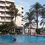 La piscine de l'hôtel: au soleil du matin jusque tôt dans l'après-midi. Nous nous sommes baignées les deux premières semaines de notre séjour